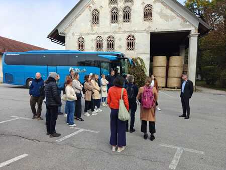 Poljska delegacija na  parkirišču pri cerkvi